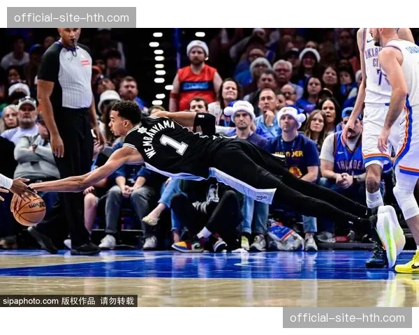 马刺三连胜坐稳西部第二 与雷霆差距缩小至4.5个胜场 马刺三连胜坐稳西部第二 与雷霆差距缩小至4.5个胜场